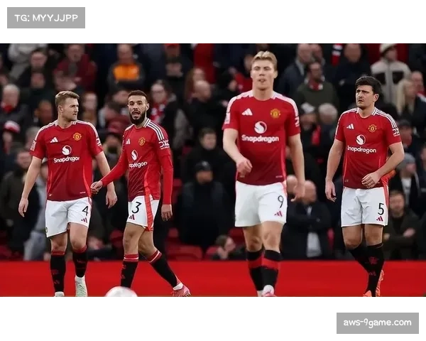 曼联防线组织纪律性增强,四后卫平行移动保持紧凑阵型